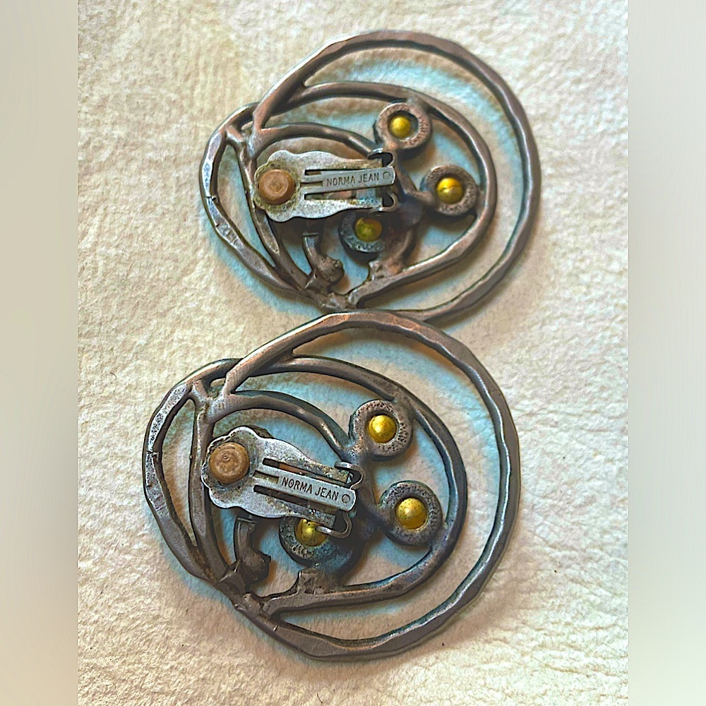 Unlock Vintage Charm: Norma Jean Clip-On Earrings 🌸✨ - Picture 2 of 4